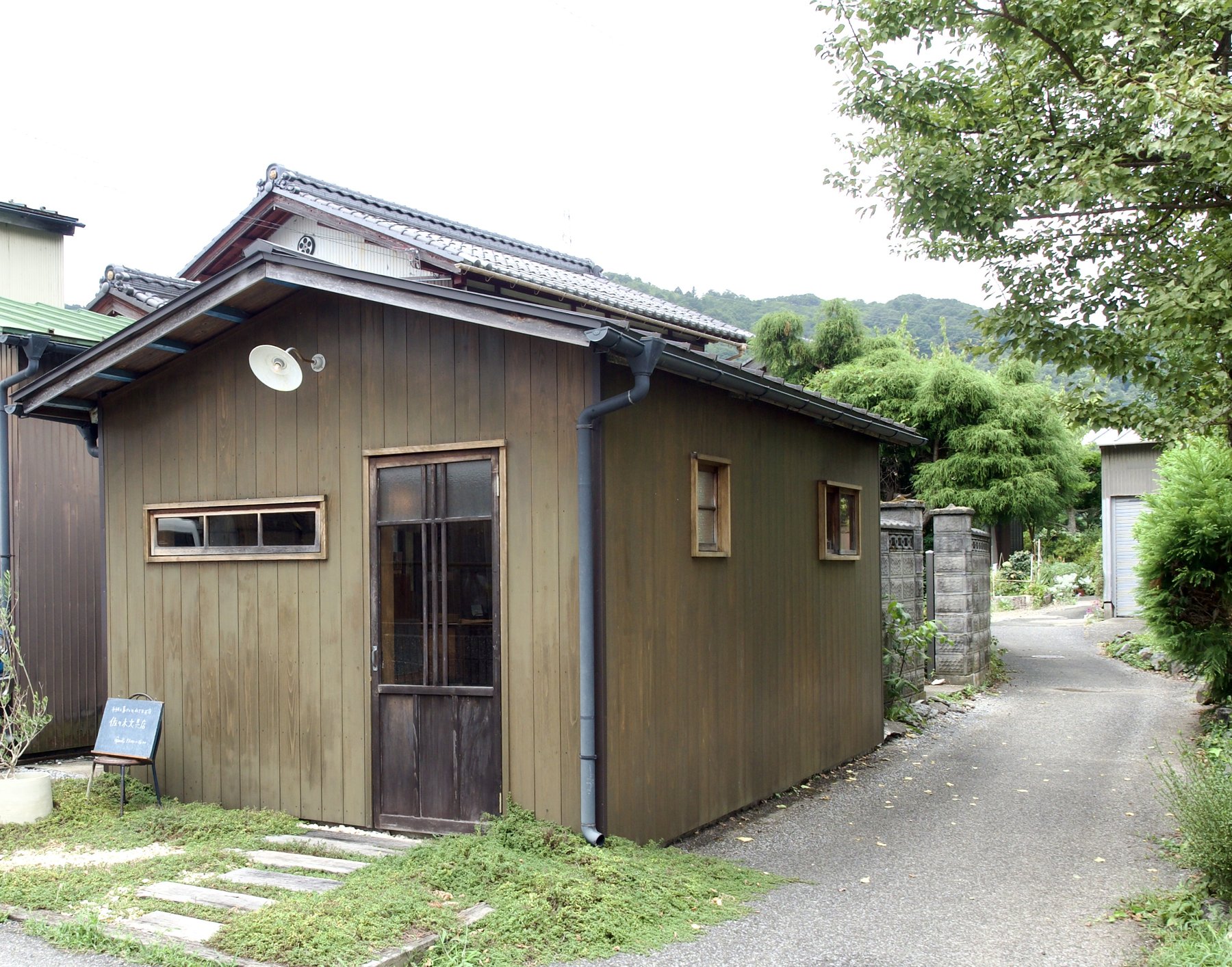 集落の路地に立つ佐々木文具店の外観