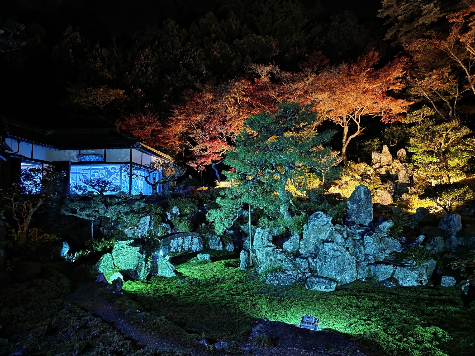 ライトアップされた青岸寺の庭園